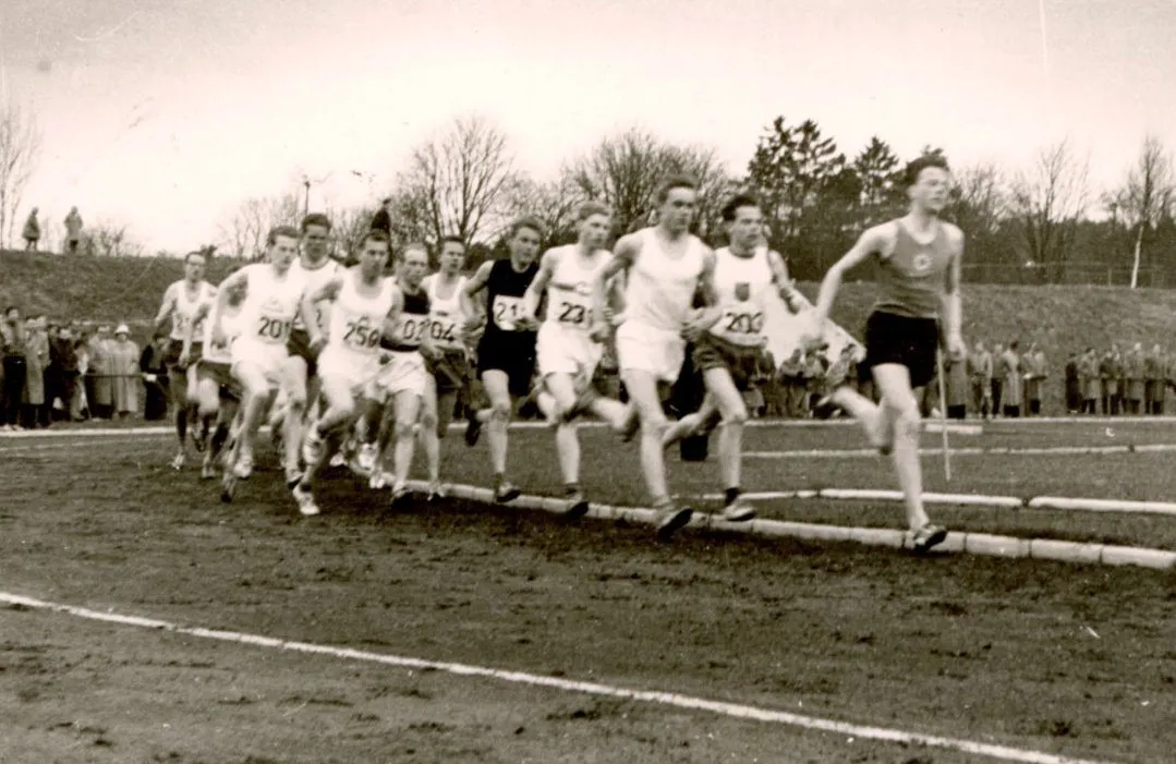 Läuferfeld im Stadion beim Fünftausendmeterlauf