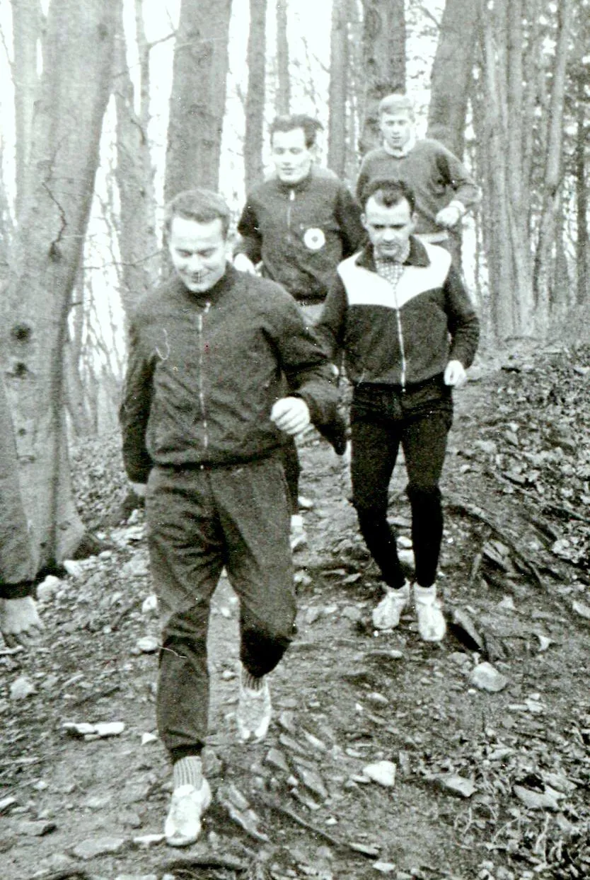 Heute nennt man es Trail-Running. Vereinsübergreifendes Landschaftslauftraining 1966 auf dem Lieschenpfad von Hartröhren hinab zum „Schling“