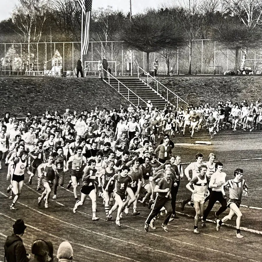 Beim damaligen Osterlaufstart im Paderborner Inselbadstadion wurden die damals zwar sehr strengen LA-Kampfrichter in allgemeiner Euphorie un