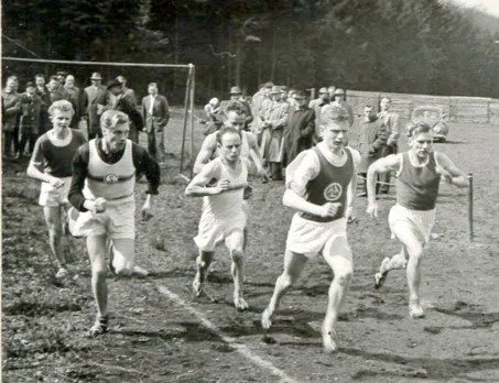 Links: Frühjahrswaldlauf 1959 im Kreis Paderborn