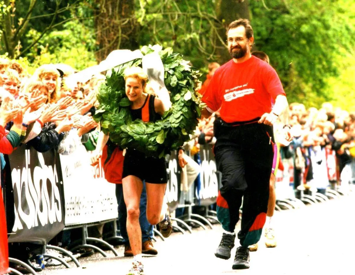 Rudi Ostermann hängt 1998 der siegreichen Anke Pieper den traditionellen Siegerkranz um.