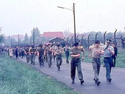 Energisch mit wilden Hüft- und Armschwüngen keulen die Uniformierten beim Bielefelder Volkslauf 1969 von der Britischen Kaserne aus den Jagd