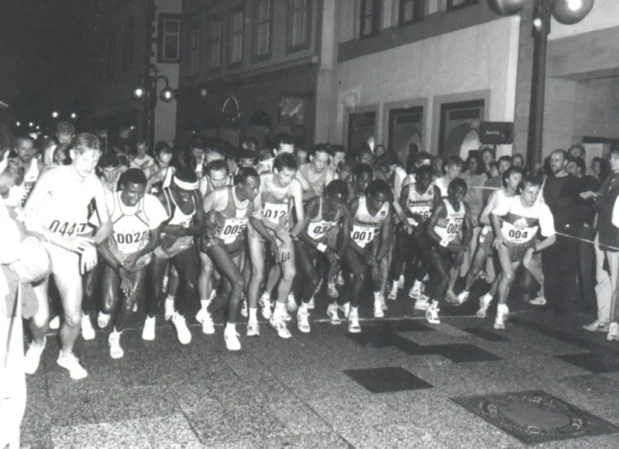 Start zum ehemaligen Bielefelder Citylauf der achtziger Jahre Die eingeladenen afrikanischen Läufer wie auch weitere Läuferasse aus dem über
