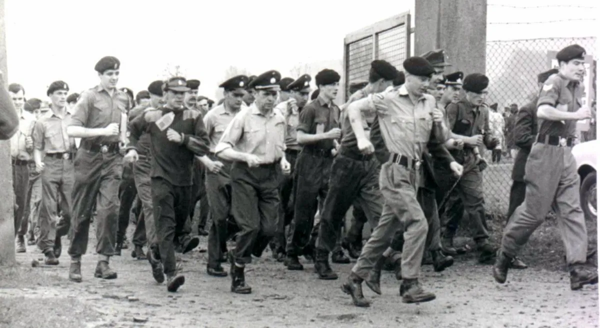 Mit der Volksläufen begann die ganz große Zeit der britischen Militär-Wettkämpfer. Hier stürmen sie –hart bedrängt von Polizisten und Feuerw