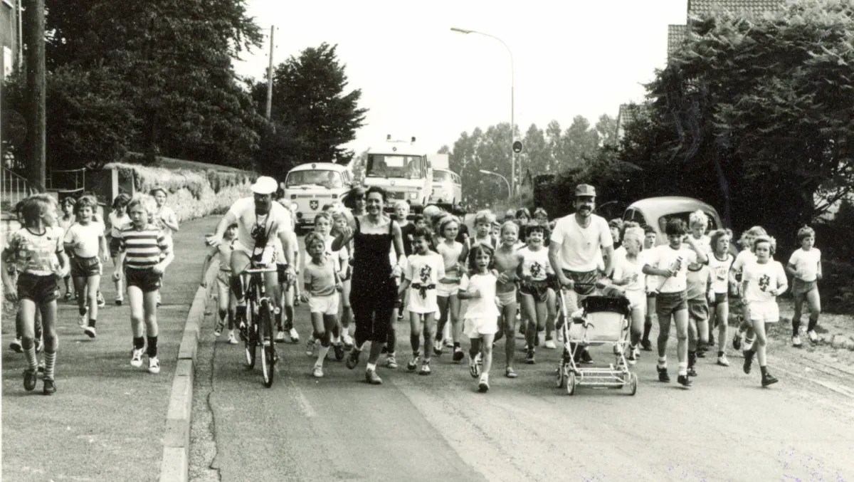 Begeisterte Schüler laufen bei der NRW-Staffel 1981 durch Heiligenkirchen