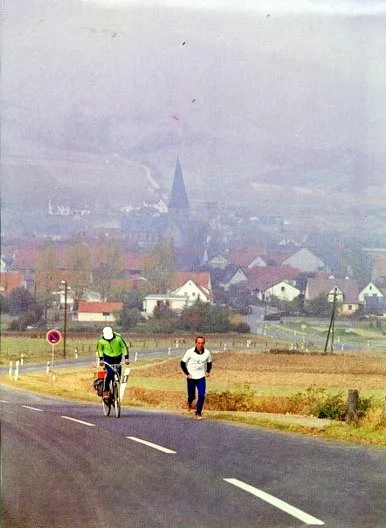 In unmittelbarer Grenznähe läuft Manfred Westphal bei Rasdorf in die ersten Steigungen der Rhön-Etappe hinein