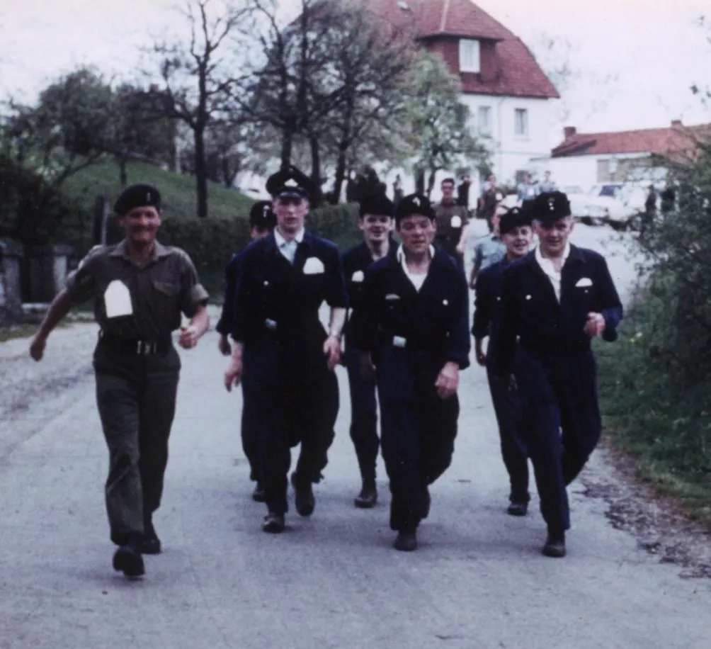 Die Marschmannschaft der Freiwilligen Feuerwehr Leopoldstal greift im Gleichschritt einen versprengten Briten an: (Vordere Reihe von links:)