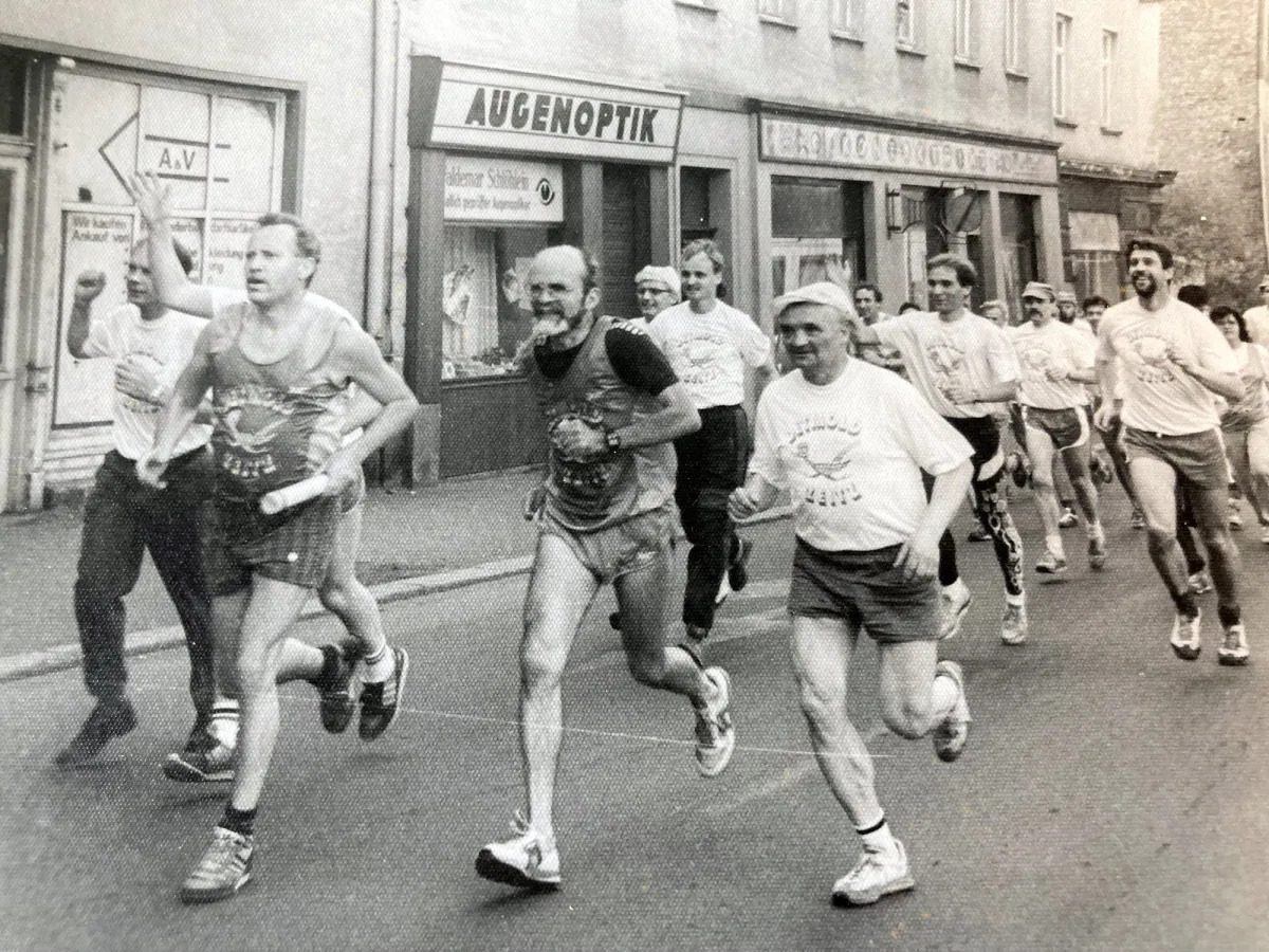 Begeisterter Zieleinlauf in Zeitz Initiator Harald Meierjohann full speed in Bildmitte