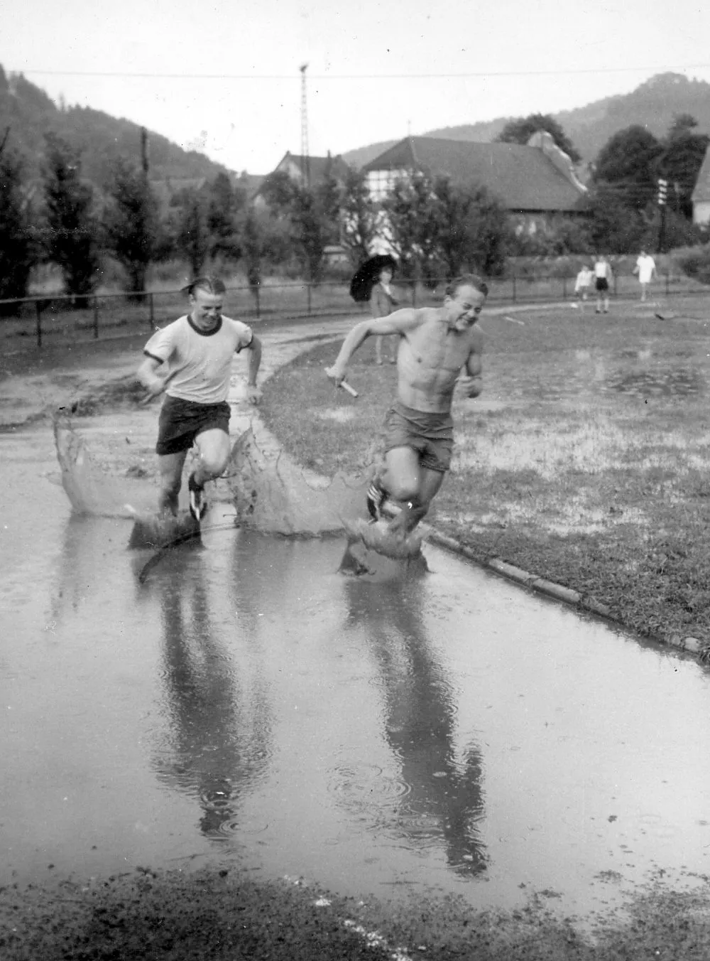 Szene vom 3 x 1000 m-Staffellauf bei den Warburger LA-Kreismeisterschaften 1957 in Marsberg. Seit dieser Zeit, in der man den Kreis Warburg 