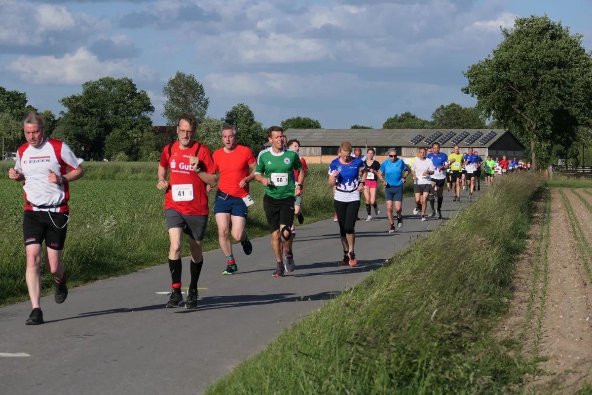 Bei Abendsonne über die weiten Ebenen rund um Bentfeld zu traben, gilt als ein besonderes Lauferlebnis.