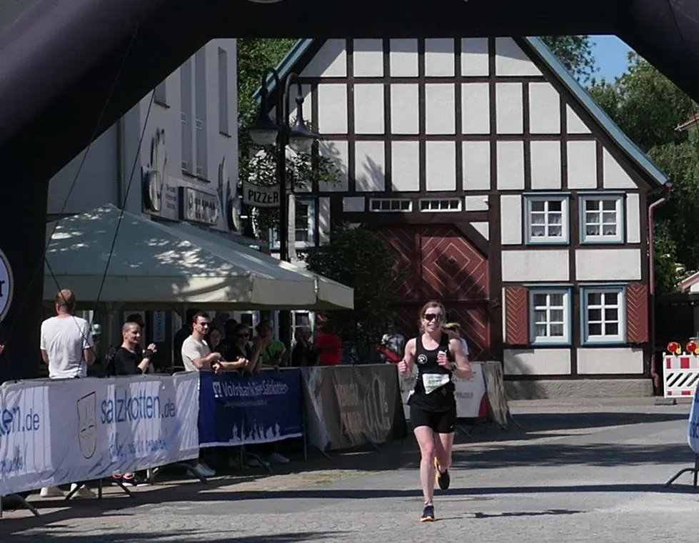 Sarah Stockhausen, als Damensiegerin beim Salzkotten-Marathon 2023 auf ihren letzten Metern ins Ziel auf dem Salzkottener Marktplatz.