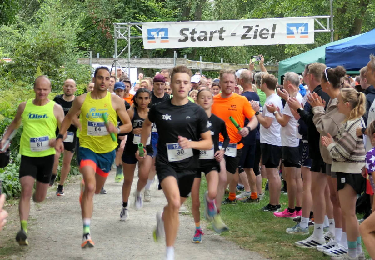 Spannung und buntes Läufergewusel kennzeichnen die besondere Stimmung beim alljährlichen Staffelmarathon der LG Burg. Hier der Start 12026
