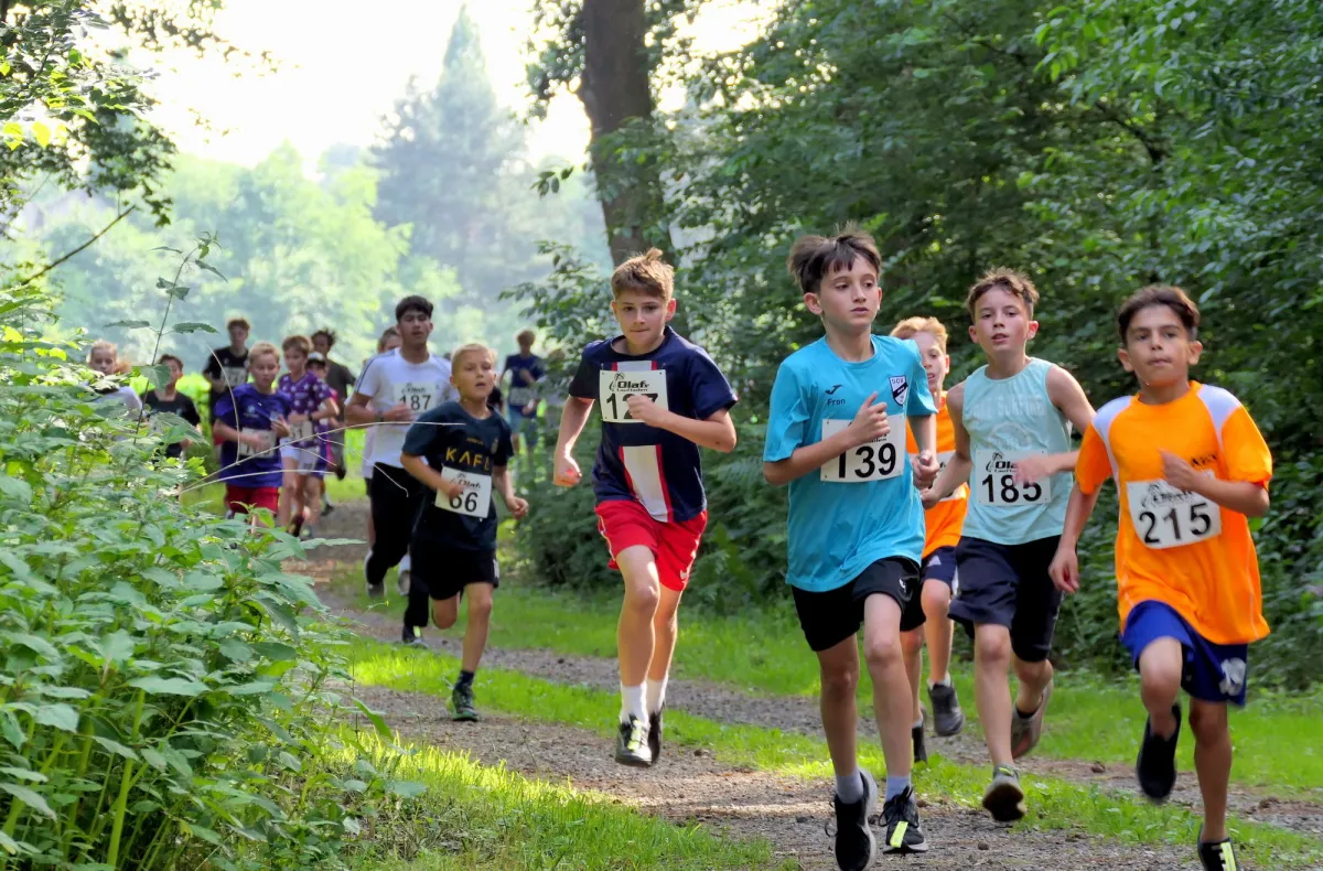 Oben: Start zum Sternchenlauf 2022 Rechts: Schneller Rundkurs für Firmenläufer und Erstteilnehmer.