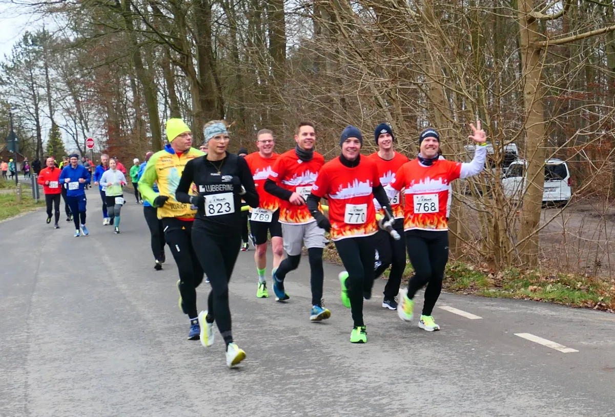 Getreu dem schönen Vers: „Vorn wird gekeult und hinten lascher Zuckeltrab, beim Gütersloh-Silvesterlauf geht’s zweierlei ab…“
