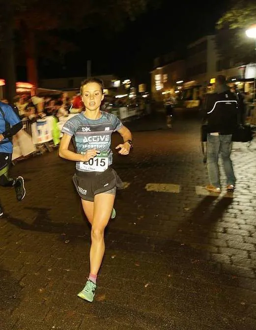 Michelle Rannacher bei ihrem Kreisrekord- lauf im Ziel des Verler Citylaufes 2018