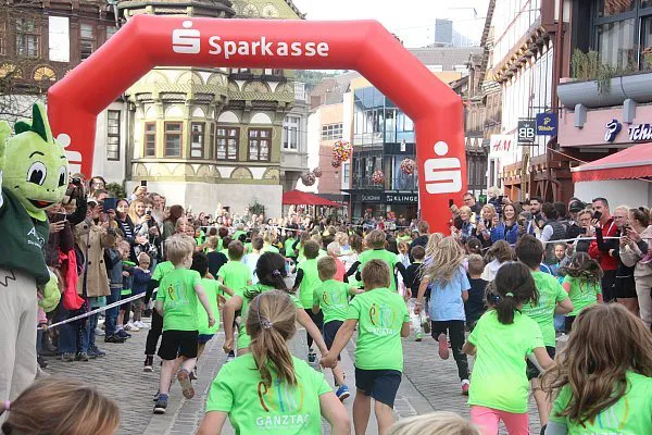 Laufen in der Höxteraner Innenstadt: Farbenfrohes, laufsportliches Gewusel zwischen altehrwürdigen Fachwerkbauten.